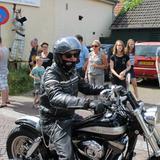 Ouderen van Het Ambthuis genieten van de ronkende motoren van BMC.